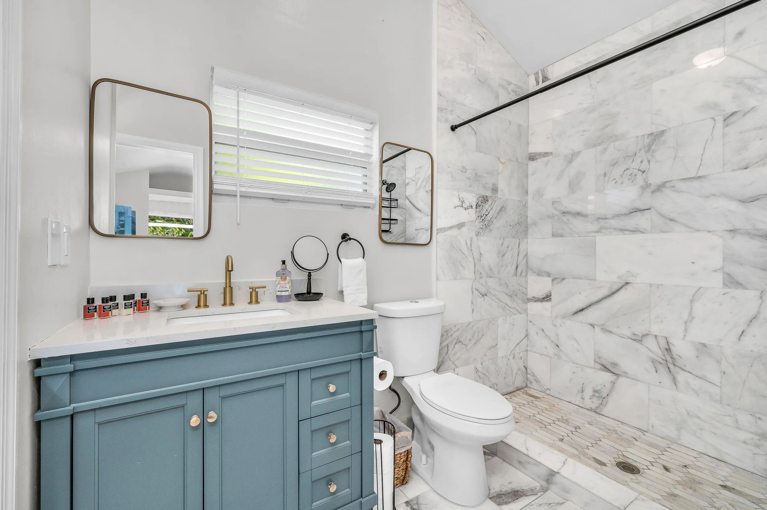 Guest House en suite bath