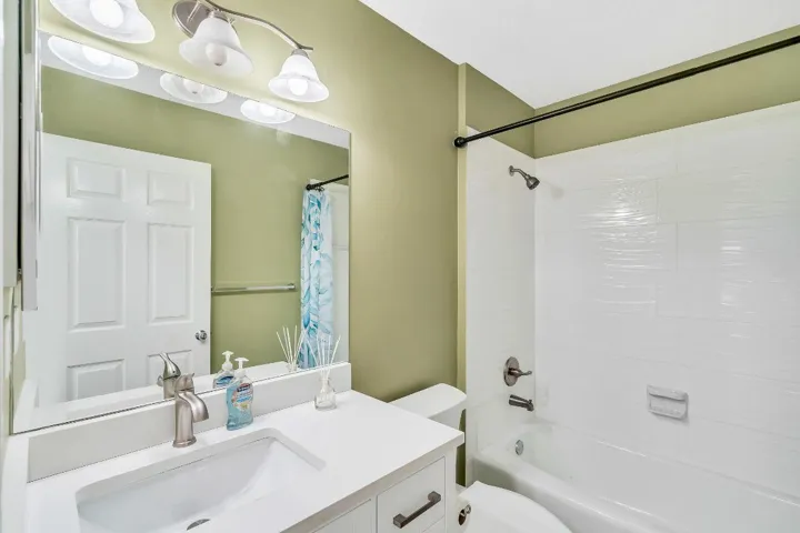 17 Guest Bathroom (1)