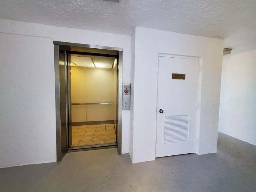 Building elevator