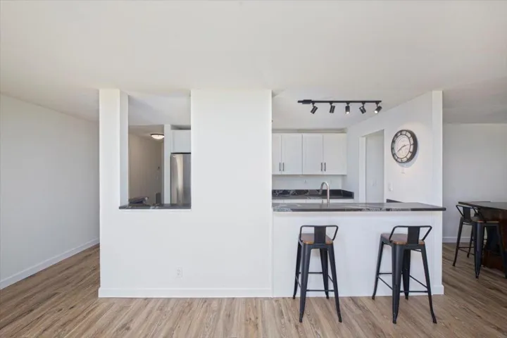 Kitchen breakfast bar