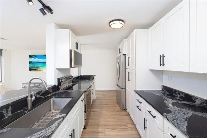 Leather Granite-wood shaker cabinets
