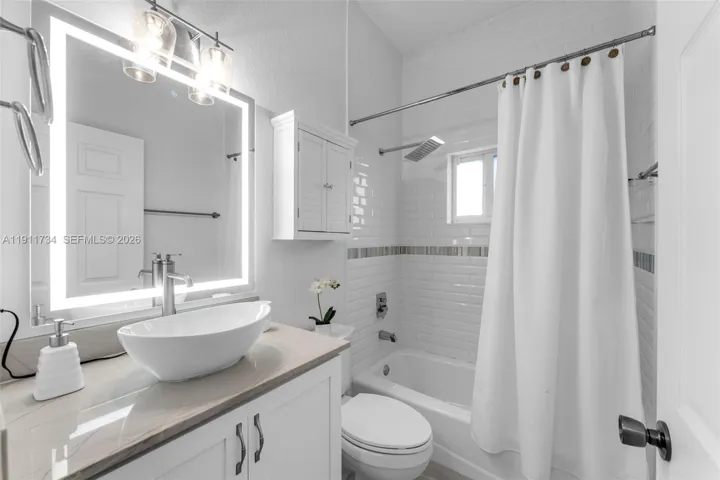 Third bathroom, with bathtub, picture 2