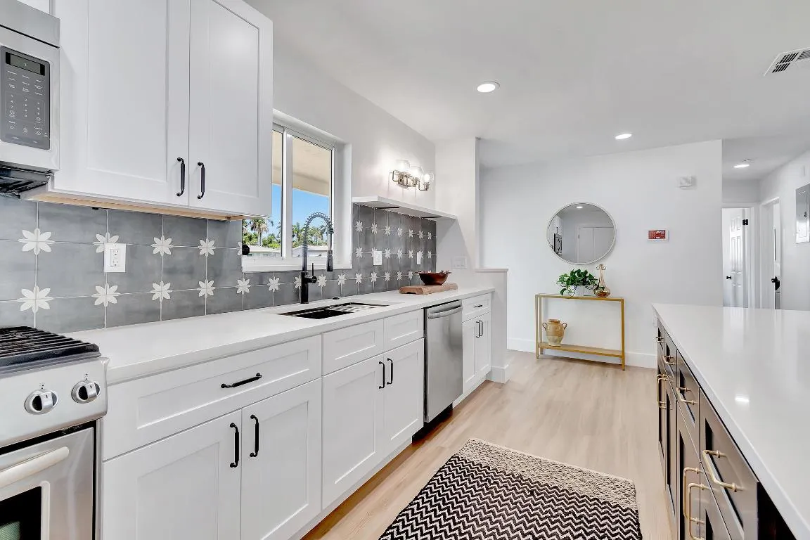 Kitchen/ Entryway