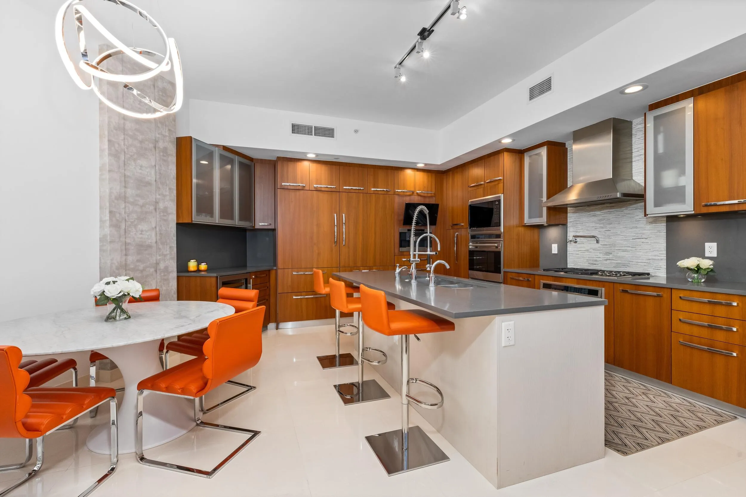 Kitchen and breakfast area