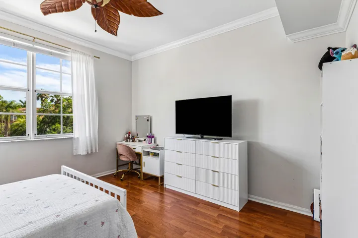 051-11770SaintAndrewsPlace-304-Wellingto