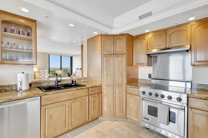 Kitchen w/Pass Thru