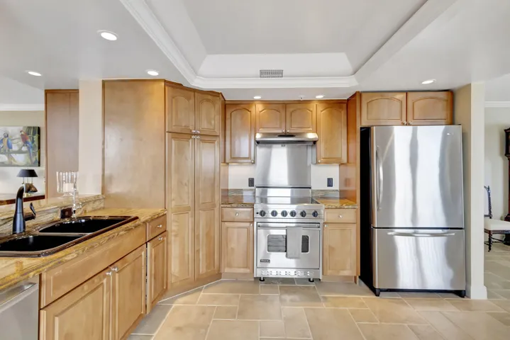 Very Spacious Kitchen w/Viking Stove