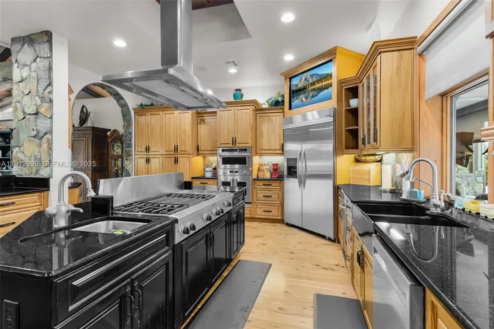 2 Sinks, Gas Stove top