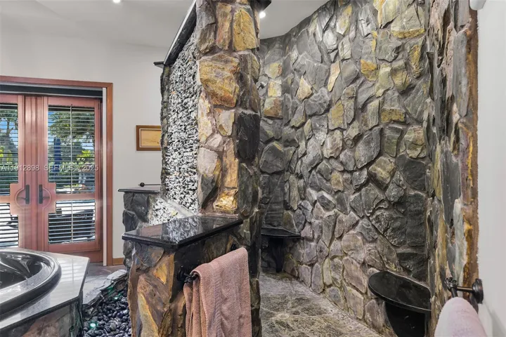 Walkaround dual shower