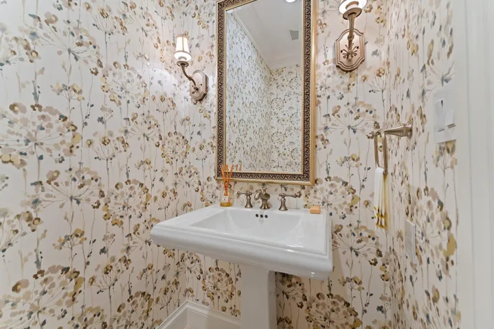 ELEGANT POWDER ROOM