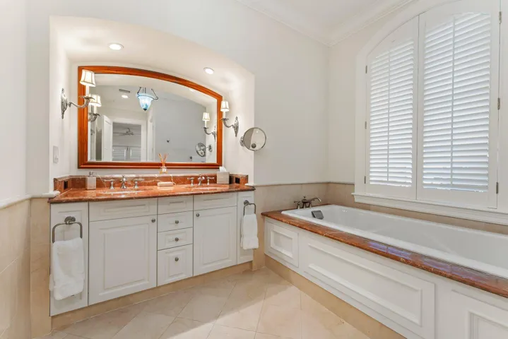 SPA TUB AND DOUBLE SINKS