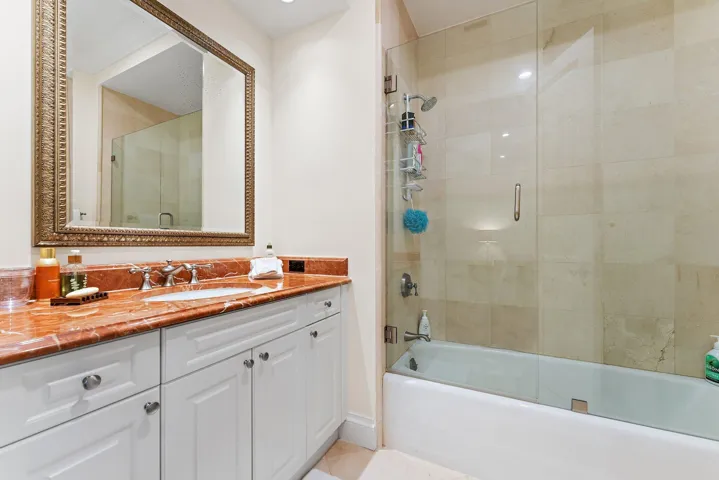 GUEST BATH II