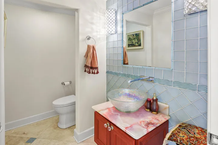 1st floor 1/2 bath