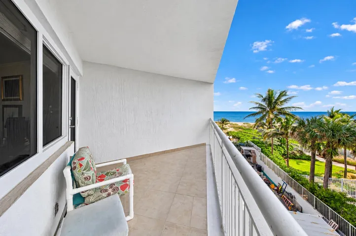 Bright coastal home with ocean view-7