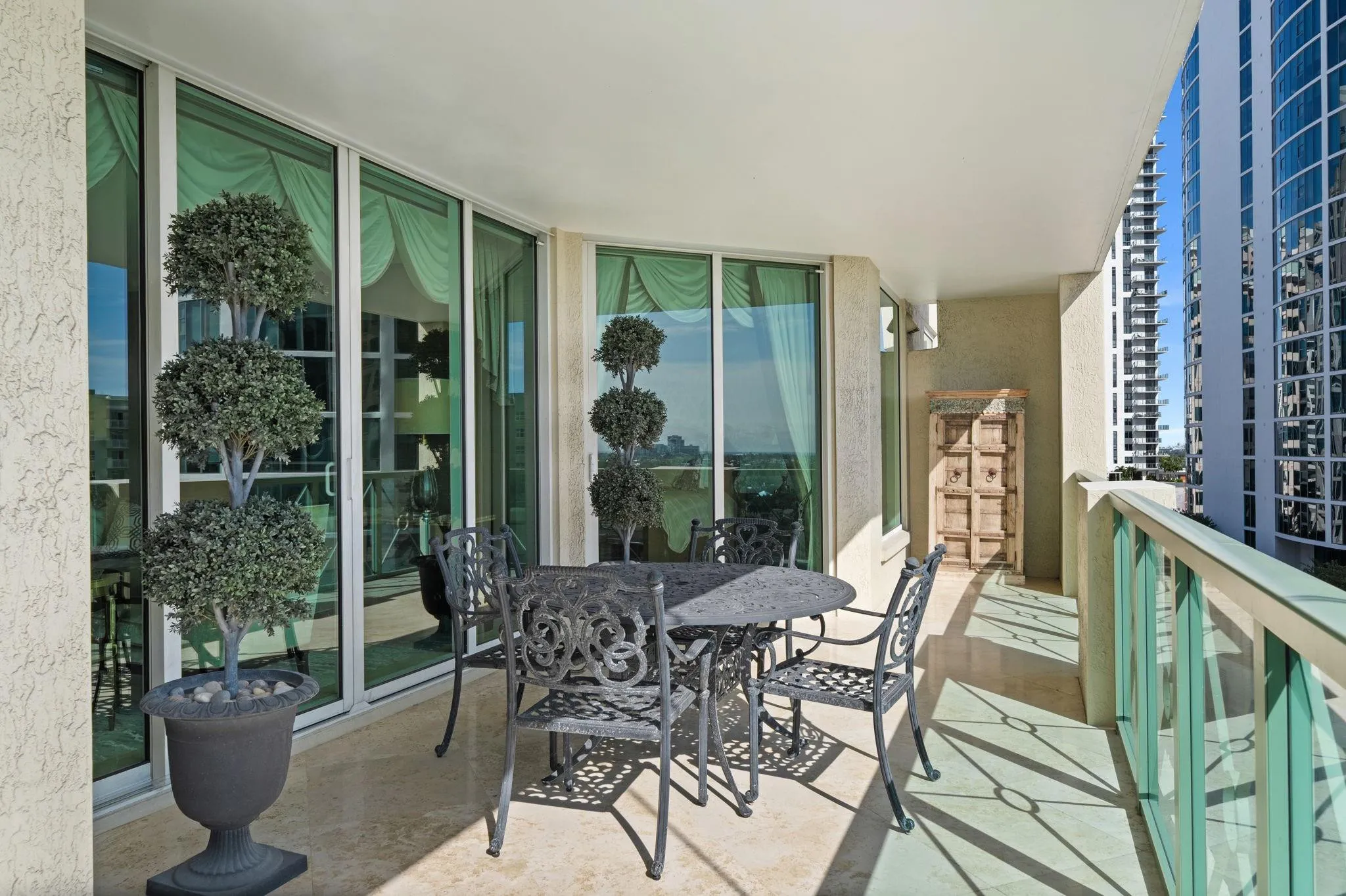 TERRACE WITH ACCESS TO ALL ROOMS