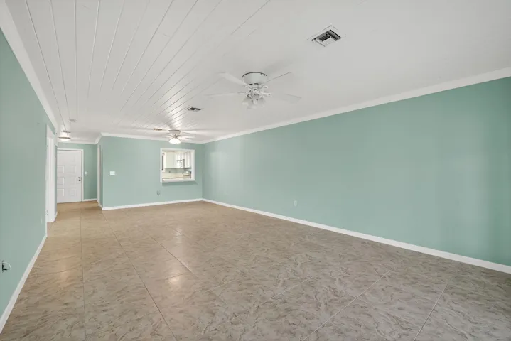 LARGE LIVING ROOM & DINING AREA