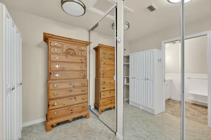 MASTER CLOSET AREA