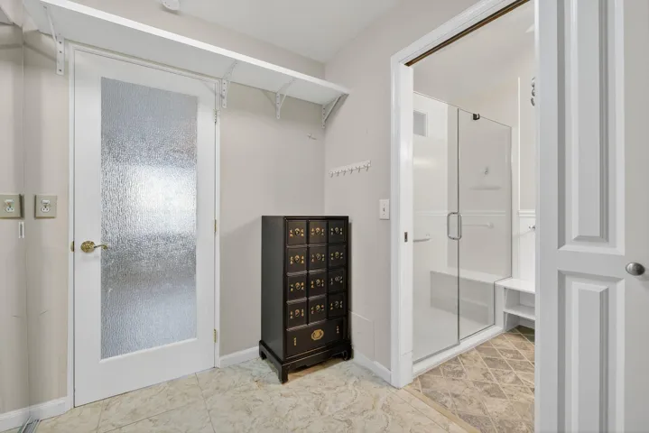 MASTER CLOSET..