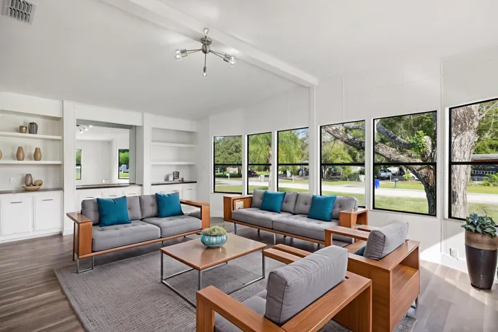 Sunroom/ Living room