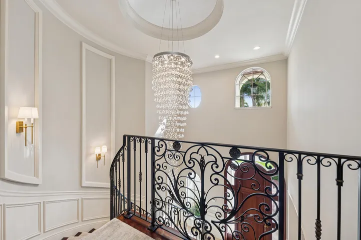 Gorgeous staircase & Fixture
