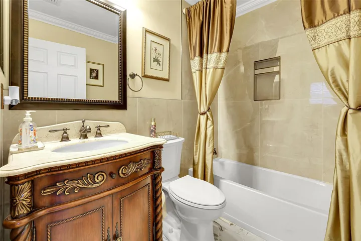 Downstaris Full Bath
