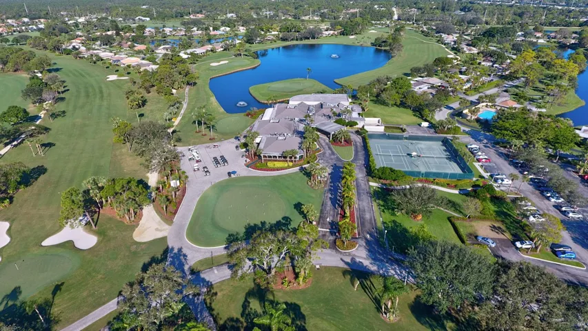 Clubhouse w/many amenities.