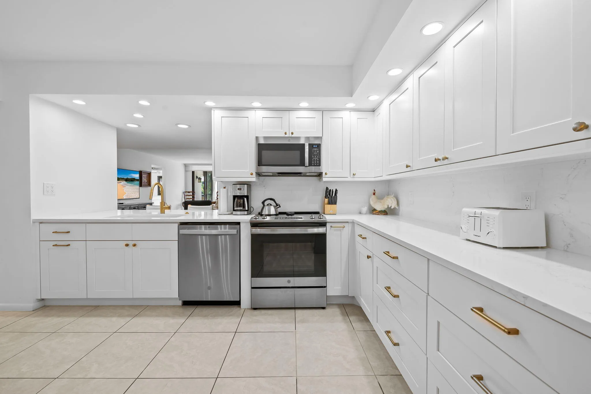 BEAUTIFULLY EQUIPPED NEWER KITCHEN