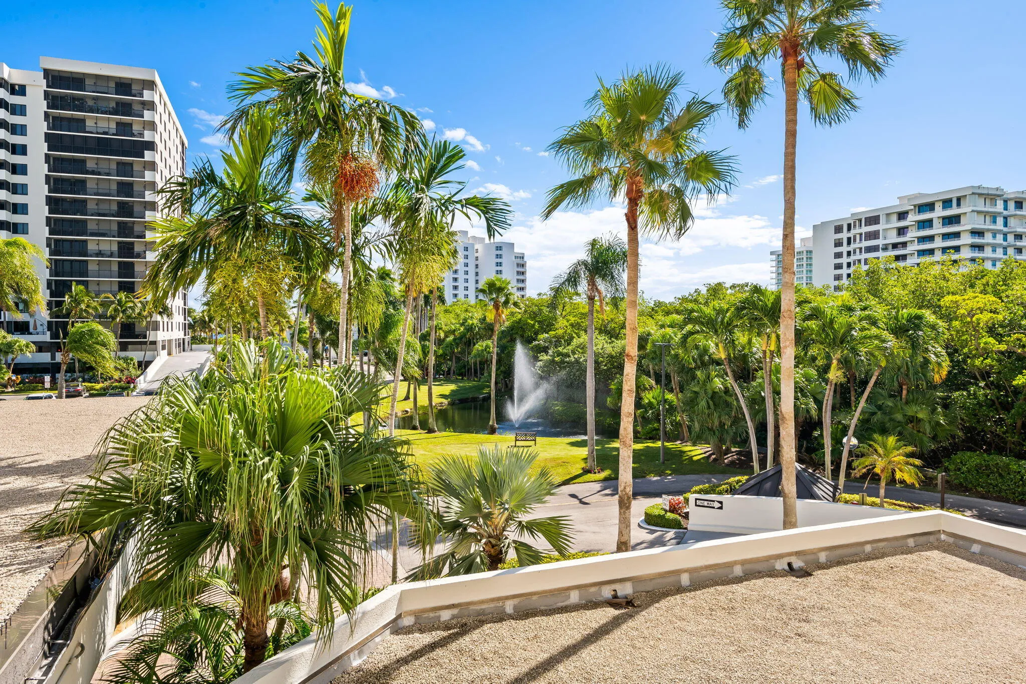 TROPICAL LOCATION. STEPS TO THE BEACH ON THE INTRACOASTAL.