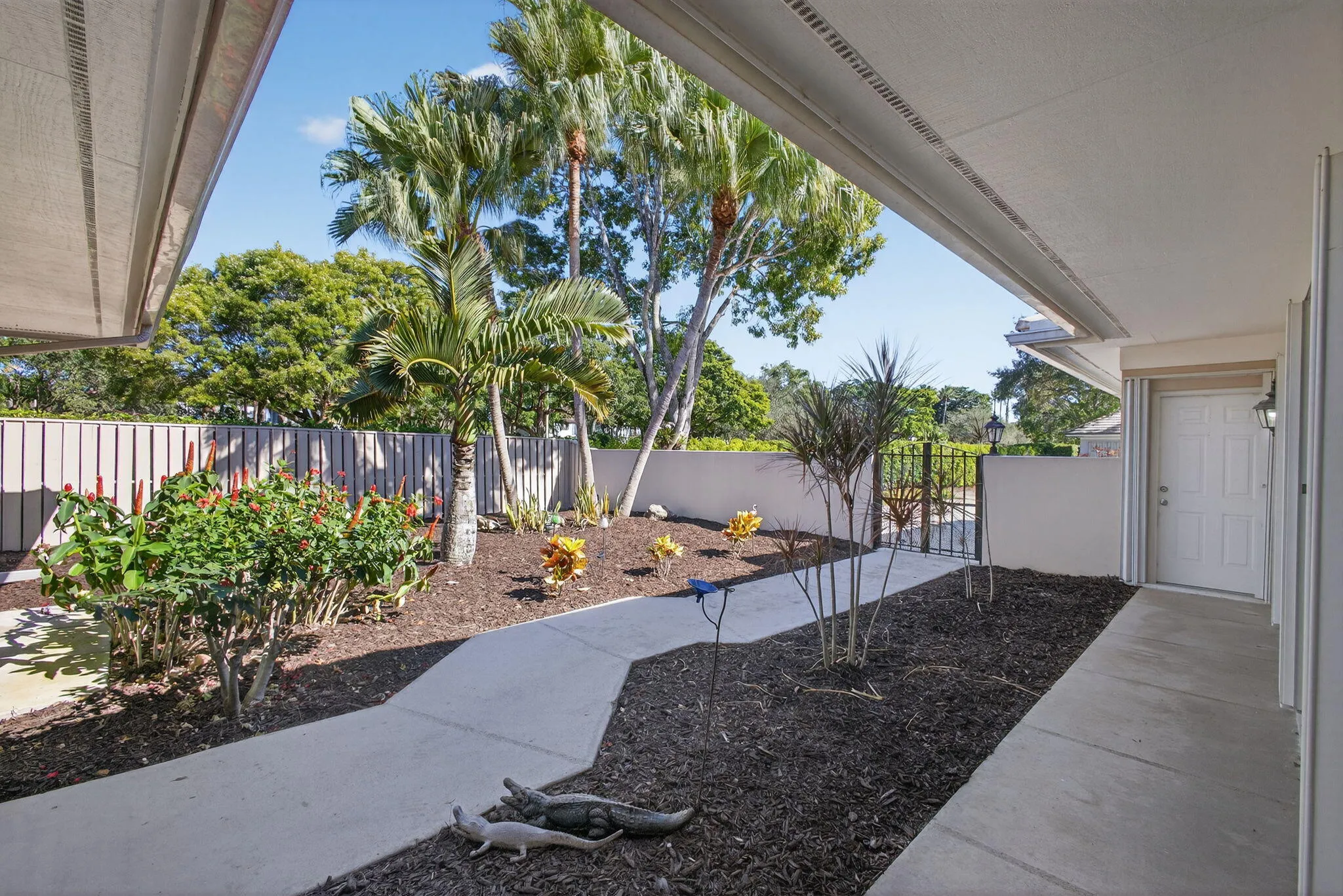 Front Yard to Driveway