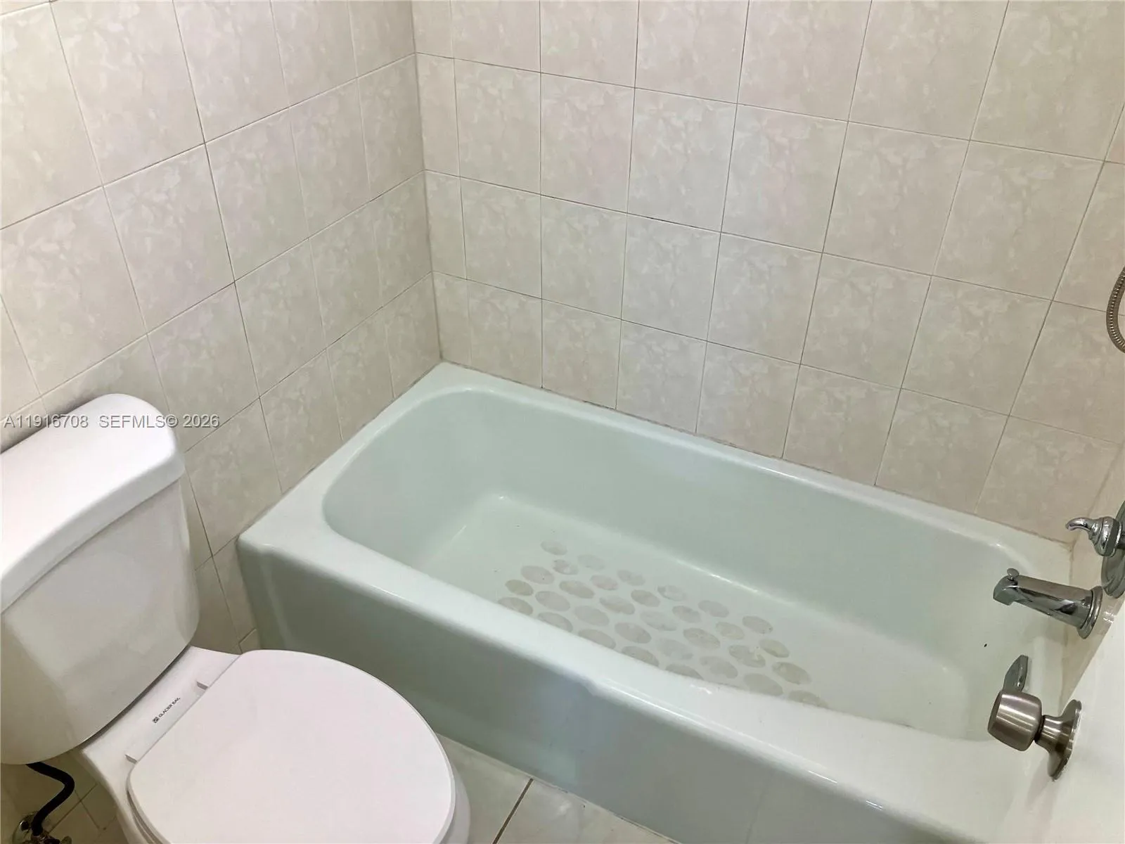 Main Bath Tub & Shower!