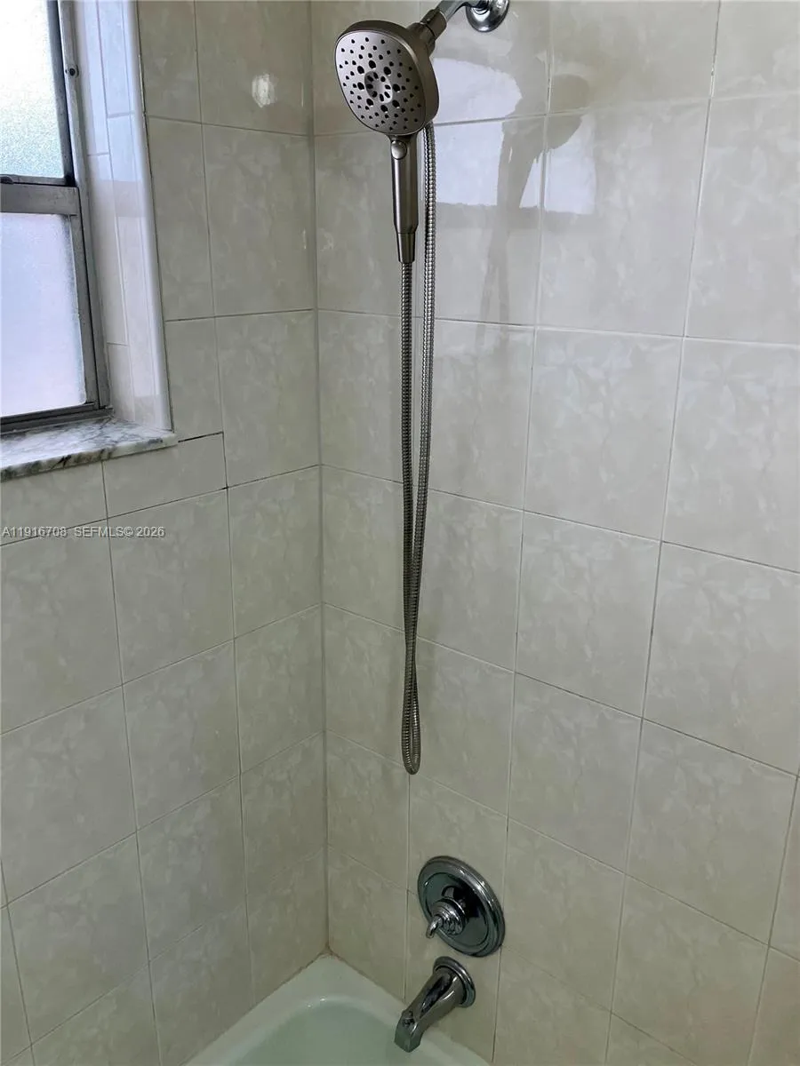 Main Bath Tub & Shower