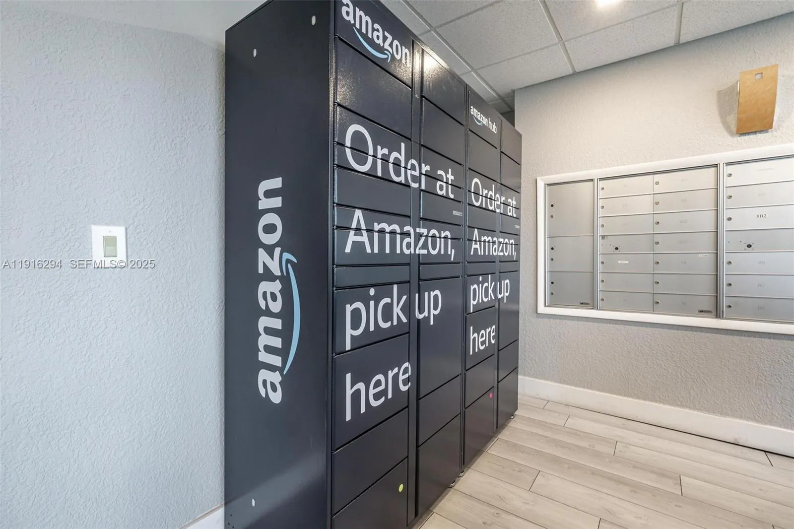 Amazon Locker/in Mail Room