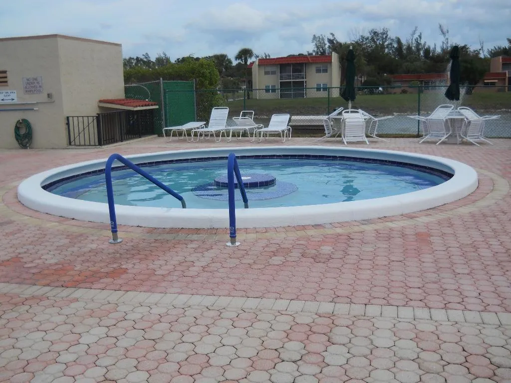 CLUBHSE A JACUZZI POOL