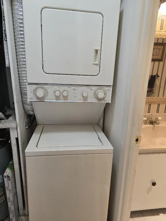LAUNDRY CLOSET