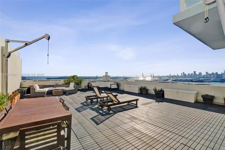 Private Rooftop Terrace (over 1100 SqFt)