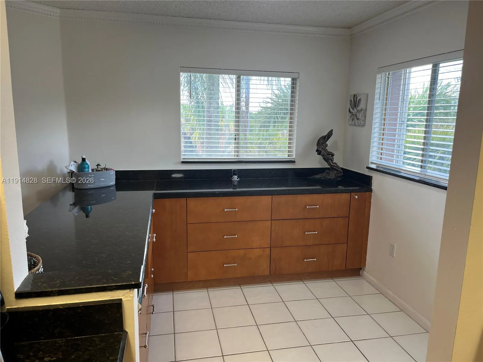 BREAKFAST AREA / NOOK