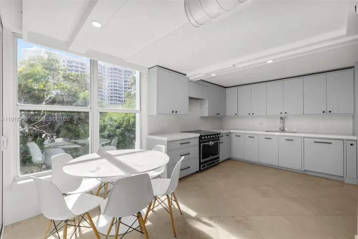 SPACIOUS EAT IN REMODELEDKITCHEN