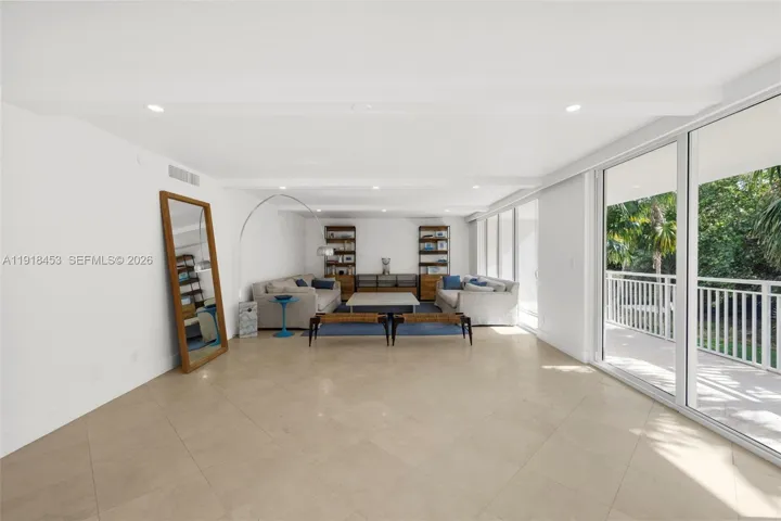 LIVINGROOM OPENS TO SPACIOUS TERRACE