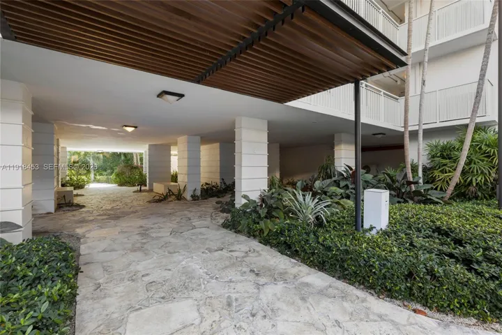 FIRST FLOOR ENTRANCE TO LOBBY