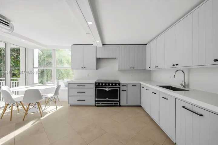 SPACIOUS KITCHEN