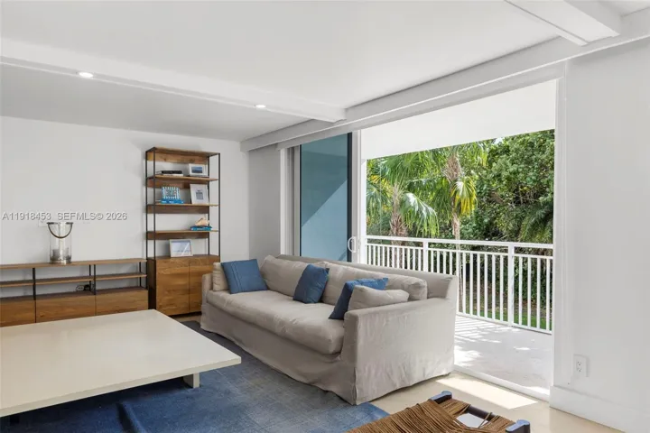 LIVING ROOM OPEN TO SPACIOUS TERRACE