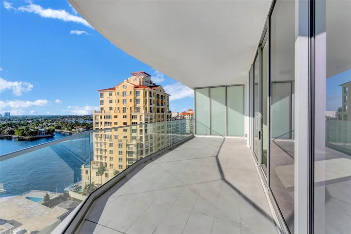WEST EXPANSIVE PRIMARY ROOM TERRACE