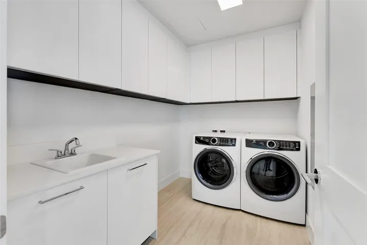 FULL SIZE WASHER/DRYER LAUNDRY