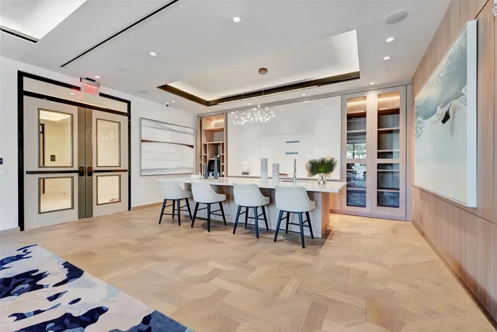 COFFEE ROOM-TV