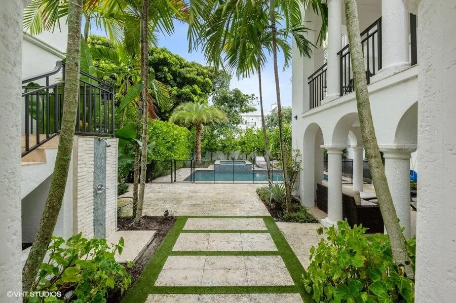 53_6103NOceanBlvd_175_Courtyard_LowRes