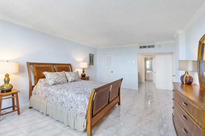 Spacious primary suite 18 x 14