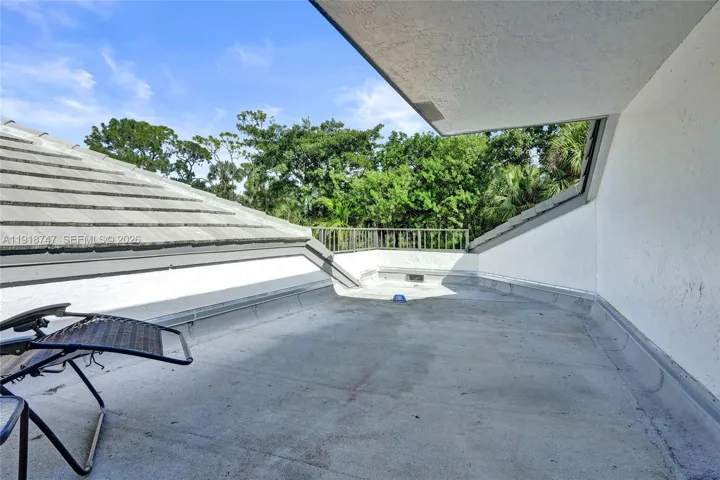 Sundeck/patio off thrid bedroom
