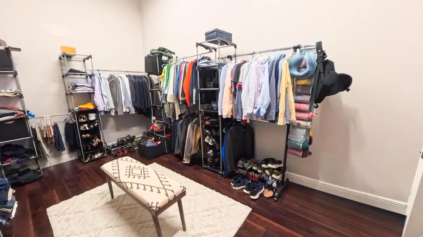 Masterbedroom Closet 1