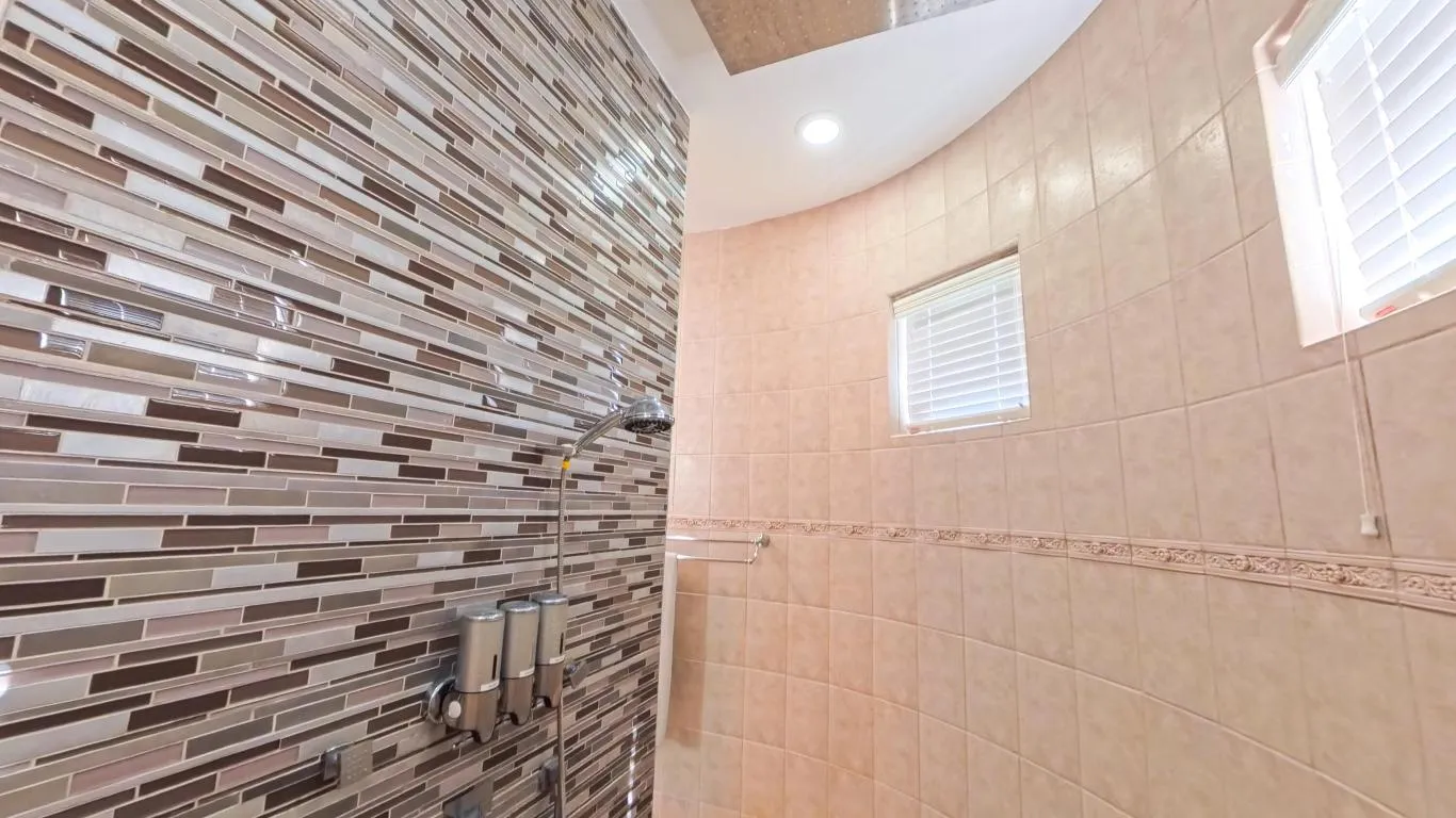 Masterbedroom Bathroom 3