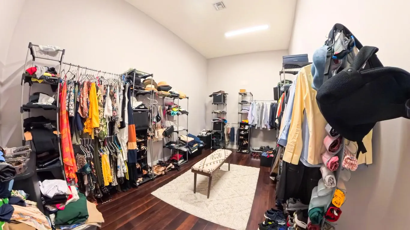 Masterbedroom Closet